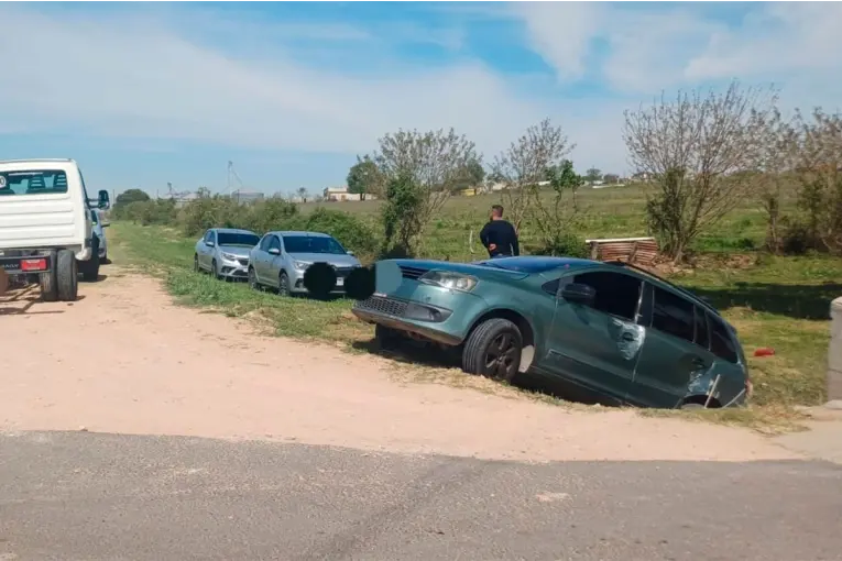 Un auto cayó junto a una alcantarilla tras ser embestido por un camión en Strobel