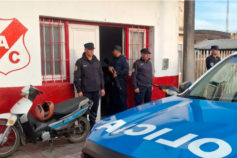Allanaron un club por el robo a un supermercado: el descargo del presidente de la entidad deportiva