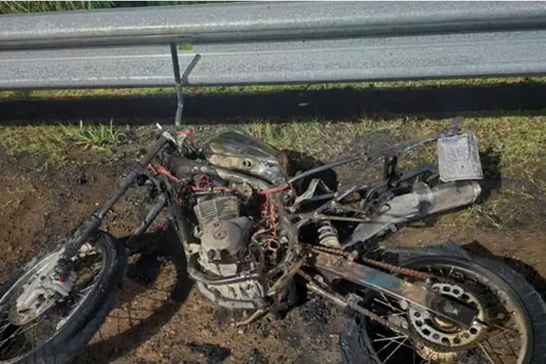 Dio positivo en alcoholemia e incendió su propia moto para evitar que se la incautaran