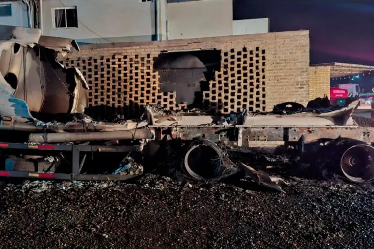 Explotó un camión cisterna en Ruta 14, se desató un incendio y dos personas fueron hospitalizadas