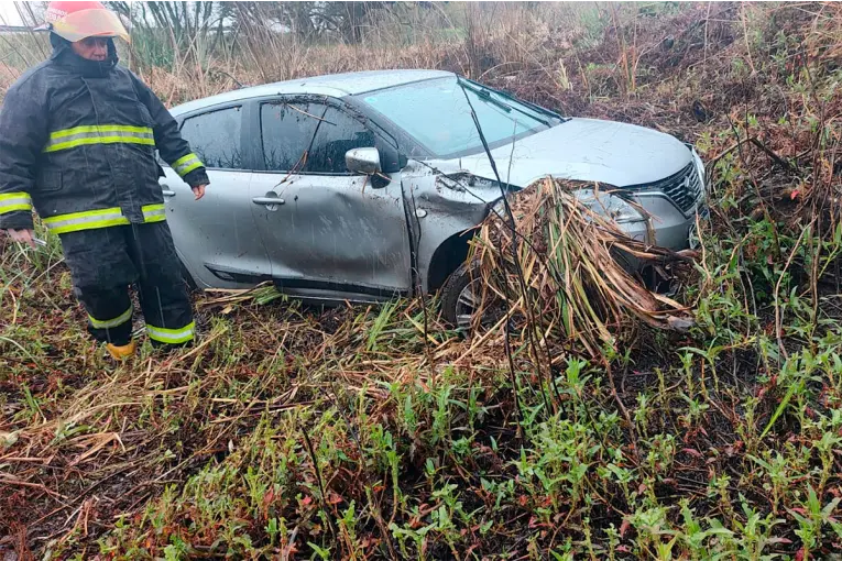 Perdió el control en plena lluvia y despistó en la Ruta 12: dos personas fueron hospitalizadas