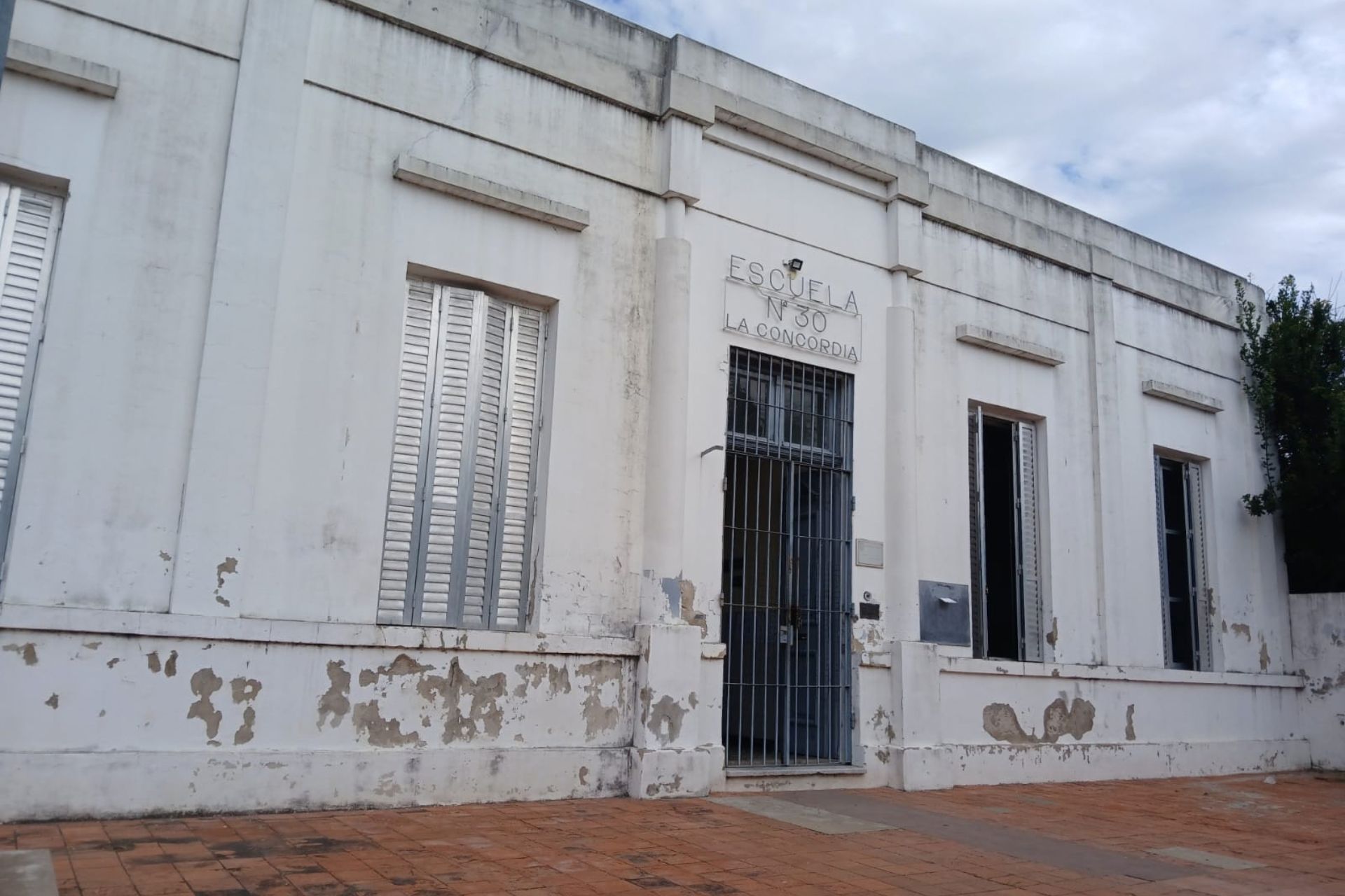 Se ejecutan refacciones y mejoras edilicias en escuela de Diamante