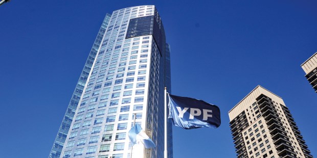 YPF producirá por primera vez combustible sustentable para aviones y ya tiene comprador