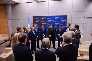 Uno por uno, quiénes aparecen en la foto con Javier Milei en la Argentina Week de París