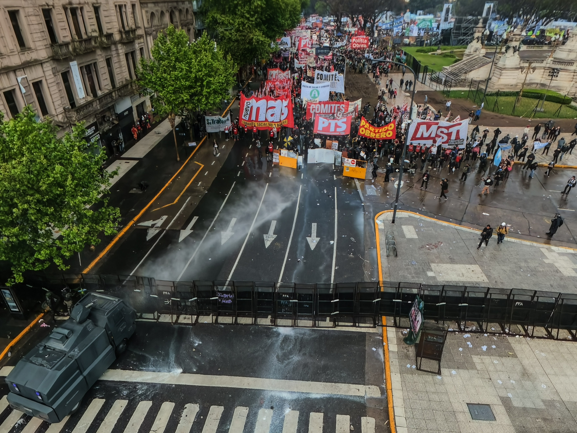 Corridas, piedras y gases en la quinta marcha universitaria, que fue multitudinaria y reforzó las críticas contra el gobierno de Milei
