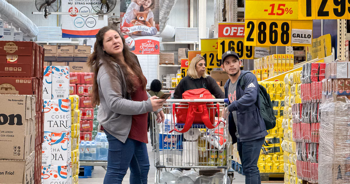 Consumo en baja: cayeron las ventas de supermercados y mayoristas en agosto y profundizaron su retroceso en el año