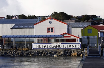 En medio de la tensión con Argentina, el Reino Unido anunció celebraciones en las Malvinas en 2027 y un embajador visitó Punta Arenas