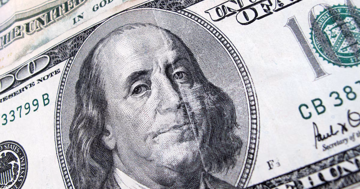 El salto del riesgo país no alteró al dólar, pero empieza a impactar en la brecha cambiaria