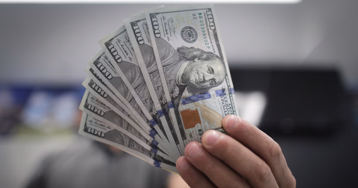El dólar bajó en el mercado local, mientras que en Brasil volvió a subir frente al real