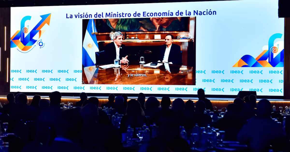 Caputo habló ante los empresarios de IDEA: descartó devaluar y anticipó el plan económico si Milei es reelecto