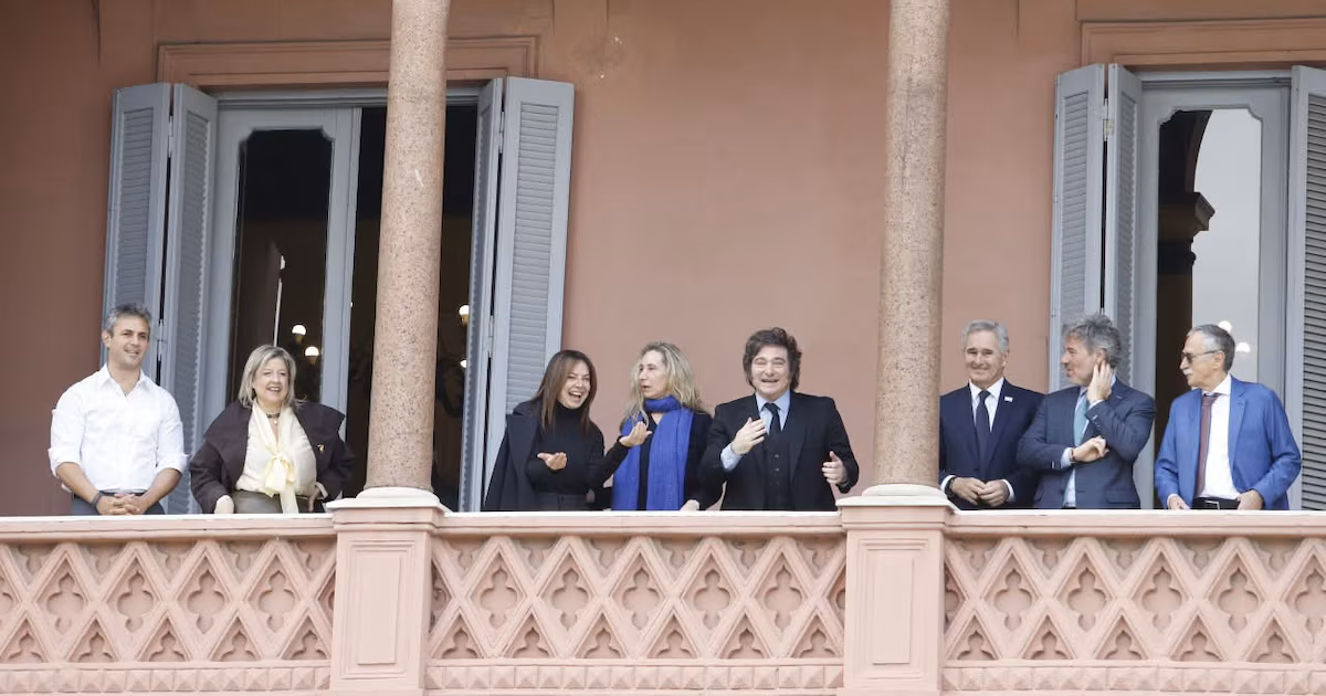 Milei saludó desde el balcón de Casa Rosada, encabeza la reunión de Gabinete y sigue sin hablar sobre la victoria de Lula