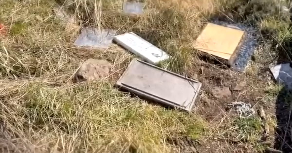 Imágenes de la televisión chilena muestran actos de vandalismo contra homenajes argentinos en el cementerio de las Malvinas