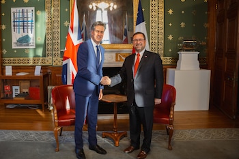 En el peor momento en décadas de la relación entre Argentina y Reino Unido, Chile se acerca a Londres y defiende la ruta comercial a Malvinas