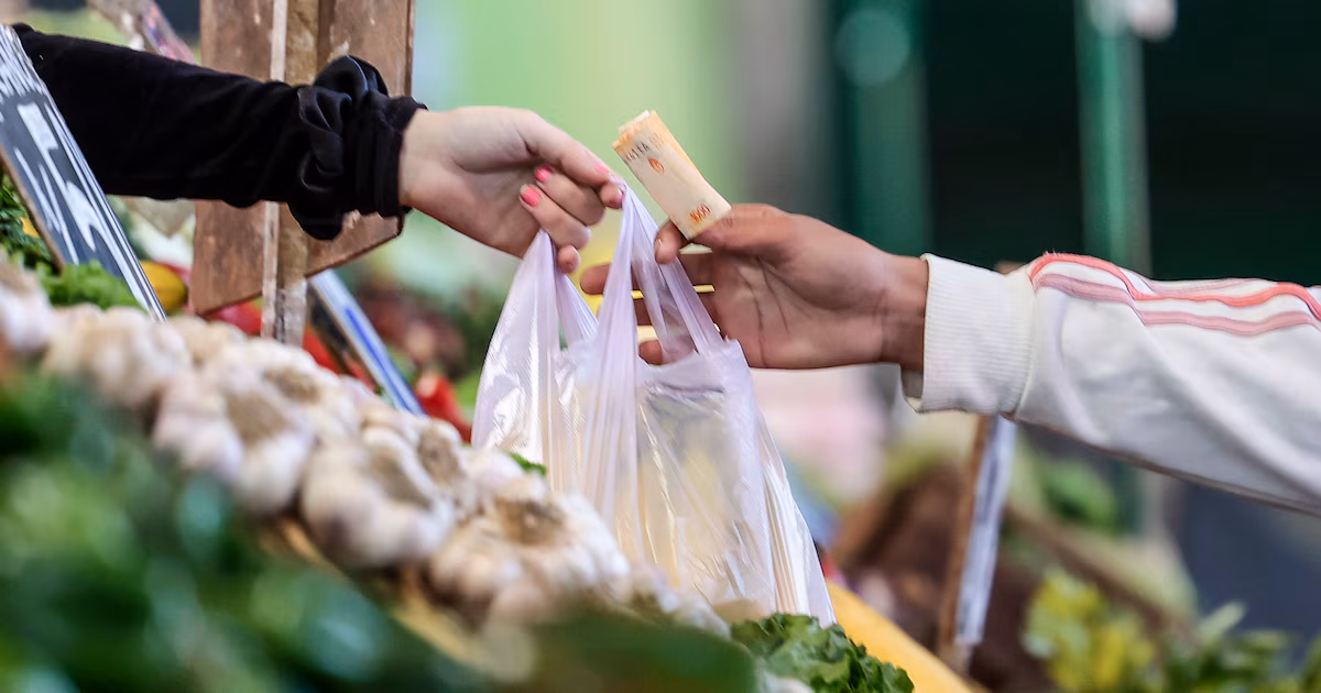 Moneda y precios: en los últimos doce meses la inflación triplicó el crecimiento de la base monetaria