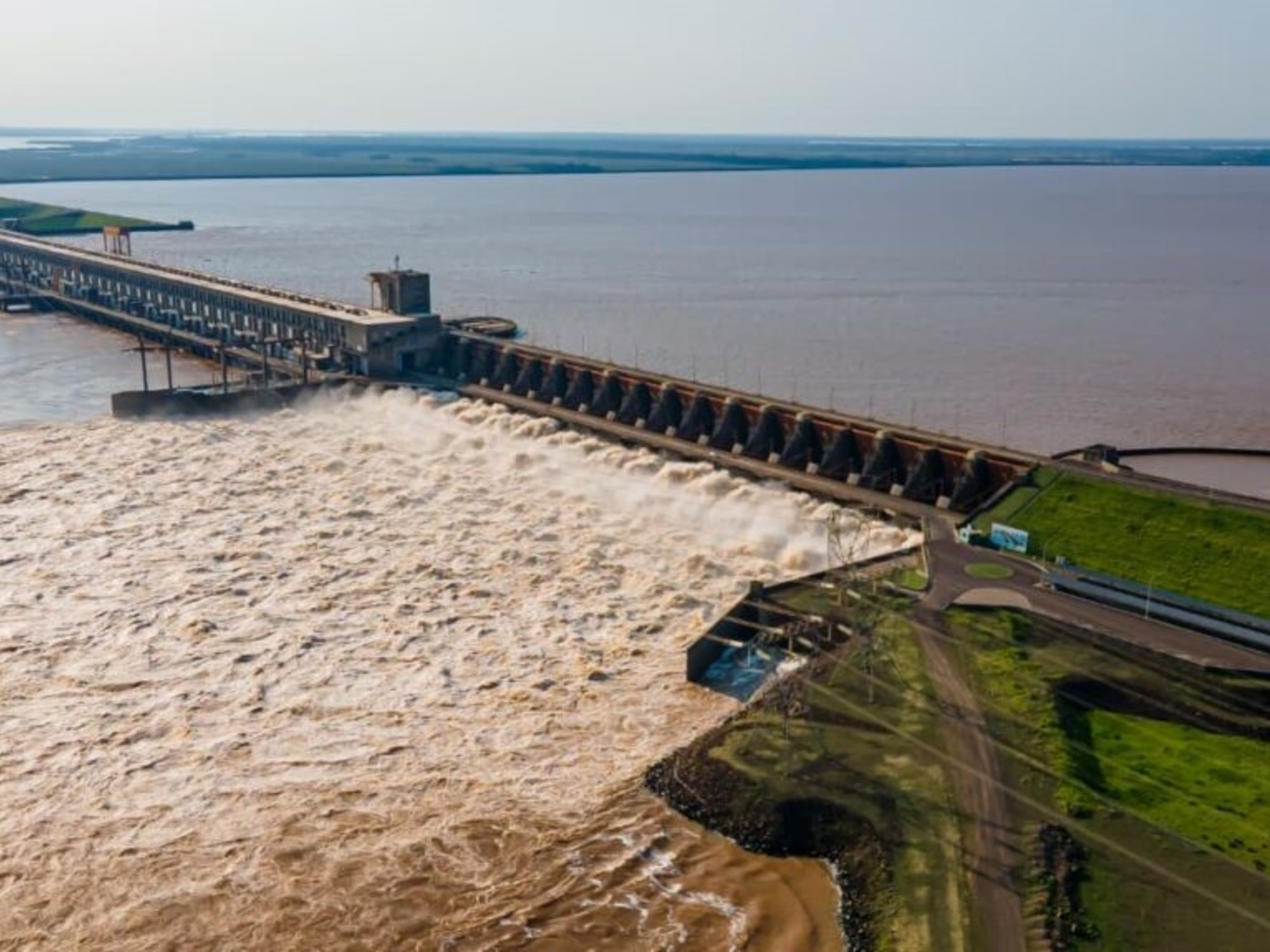 Efectos de El Niño: abrieron las compuertas de Yacyretá y cae el costo de la energía por la mayor cantidad de agua en el Paraná