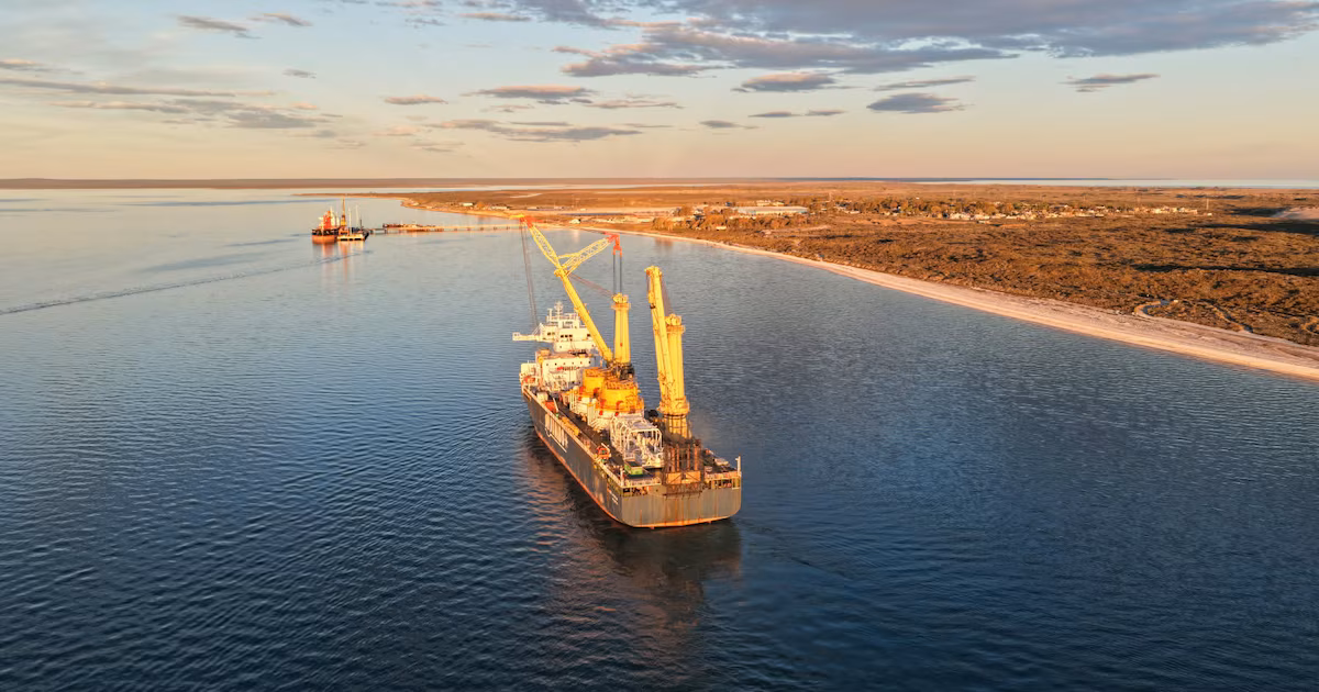 Tras cruzar el estrecho de Ormuz, llegaron al país las monoboyas del oleducto que habilitará exportaciones por USD 15.000 millones