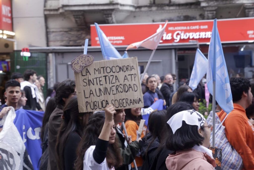 Masiva movilización al Congreso en defensa de la universidad pública en medio de un fuerte operativo policial