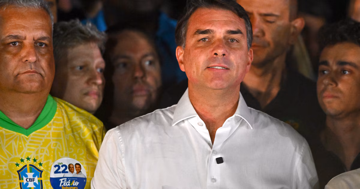 Migraciones confirmó que Flávio Bolsonaro viajó con su familia desde Argentina hacia Ecuador “sin ningún impedimento legal”