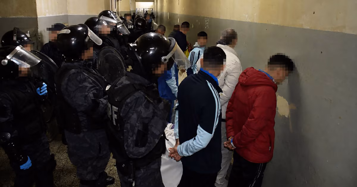 Continúa el operativo de desalojo de la cárcel de Devoto: ya trasladaron a más de 300 presos a Marcos Paz y aún quedan 1.200