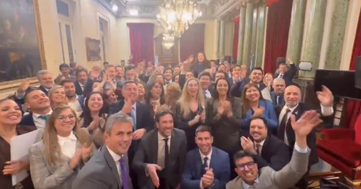Video: Karina y el bloque libertario le cantaron el “feliz cumpleaños” al presidente Javier Milei