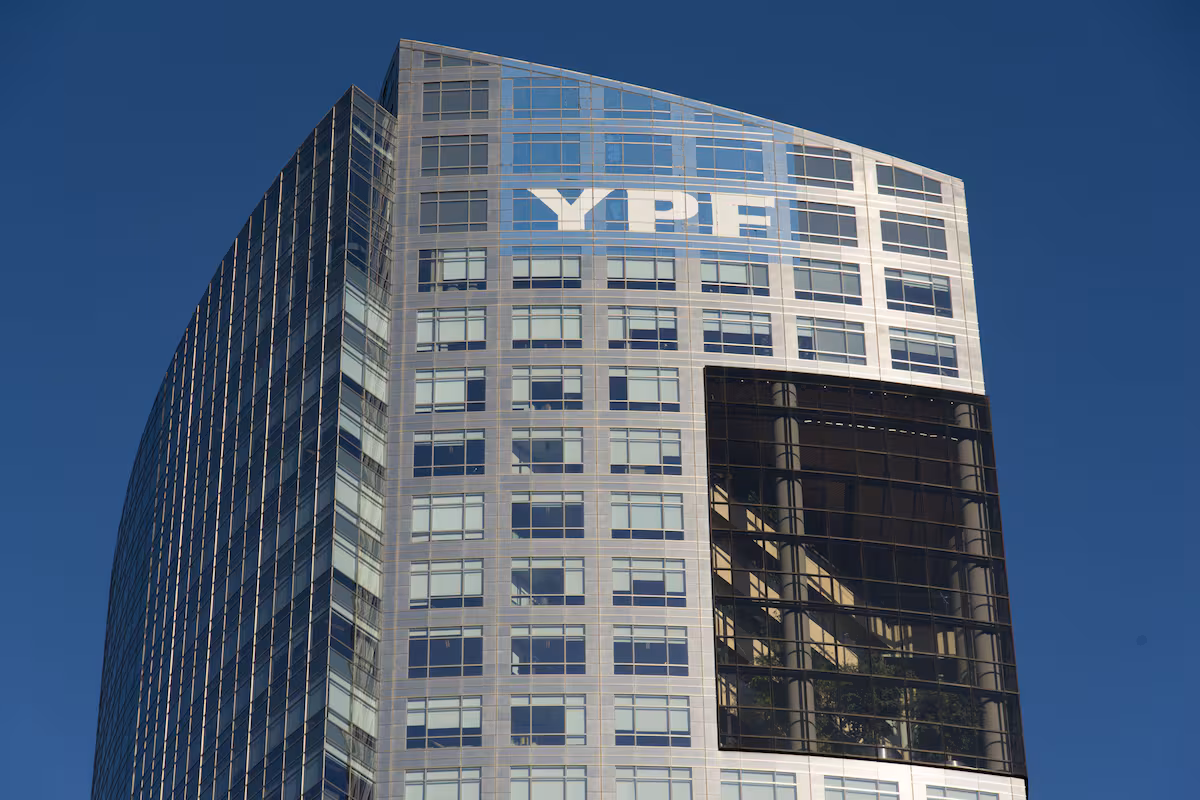 Inversión de US$400 millones: una sociedad que integra YPF le venderá combustible sostenible para aviación a TotalEnergies