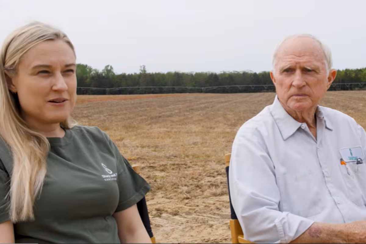Rachael Sharp, la abogada que volvió al campo familiar y ayudó a su padre de 78 años a sostener el negocio: “Esta granja no existiría sin ella”