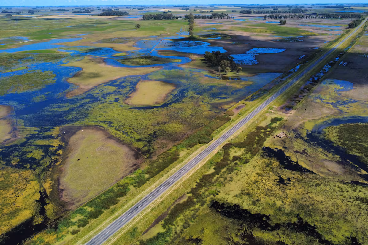 Polémica por una ley que permite usar fondos de los caminos rurales para obras contra las inundaciones