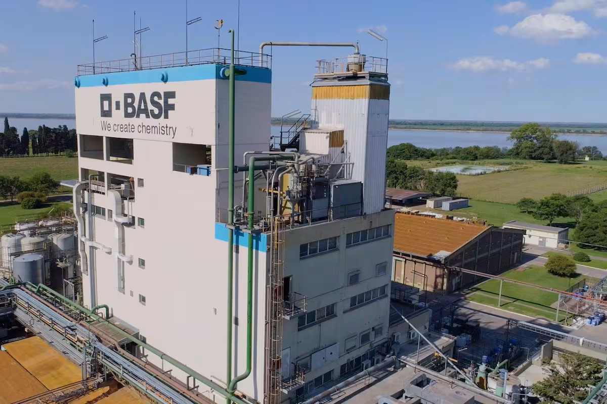 Un gigante alemán reduce un turno en una planta industrial y un sindicato se declaró en alerta