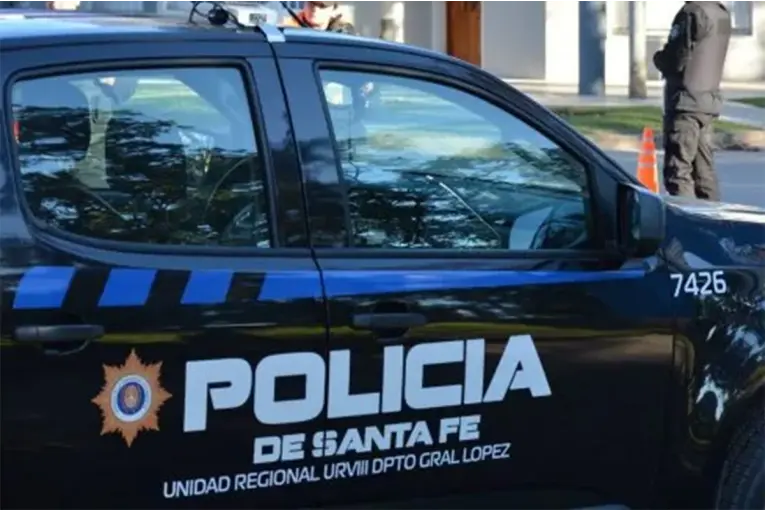 Santa Fe: un pasajero sujetó del cuello a un remisero durante diez cuadras para robarle