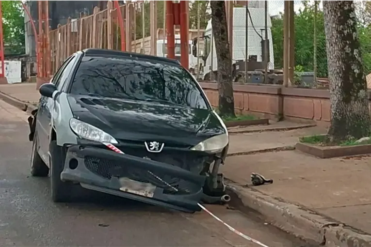 Un adolescente se llevó el auto de su padre y chocó contra una columna en Concepción del Uruguay