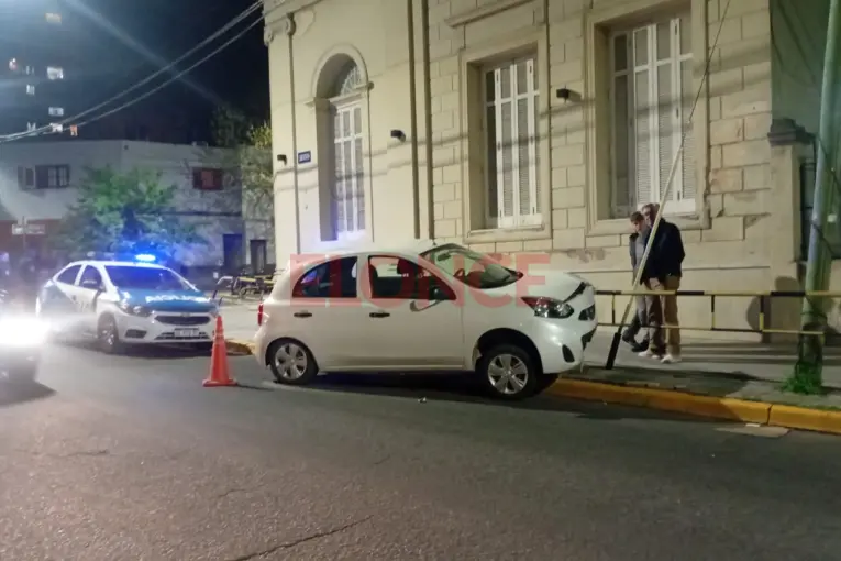 Un auto chocó contra la baranda de seguridad de la escuela Bavio en Paraná
