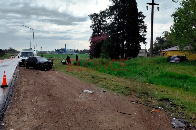 Bajo la lluvia, dos autos chocaron de frente sobre Ruta Nacional 12, en Crespo