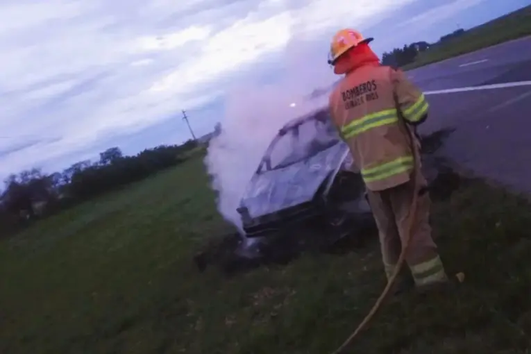 Una mujer viajaba hacia una localidad entrerriana y su auto se incendió en la ruta 14