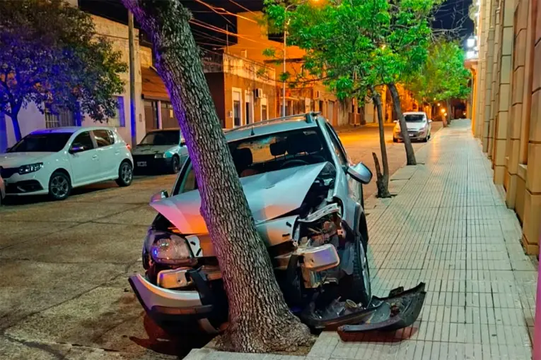 Concordia: perdió el control de su auto y chocó contra un árbol