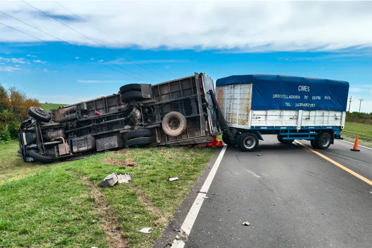 Choque de una camioneta y un camión provocó un vuelco en Ruta 12 y dejó dos personas heridas