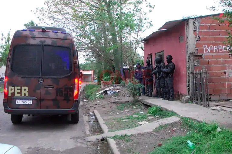 Tercer operativo en tres días en vivienda investigada por venta de drogas en Paraná: ordenaron clausurarla