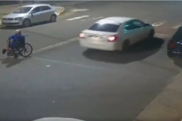 Atropelló y mató a un hombre en silla de ruedas en Misiones y habría escapado a Paraguay: el video