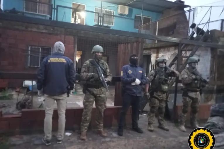 Circulaban con cocaína por Entre Ríos en un remis y la investigación terminó con tres allanamientos en Santa Fe
