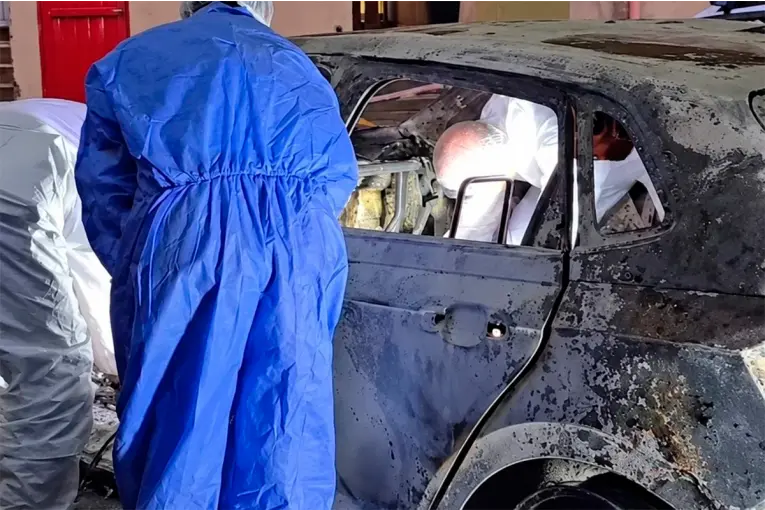 Investigan si el cuerpo calcinado en auto incendiado sería el hijo de un comisario retirado