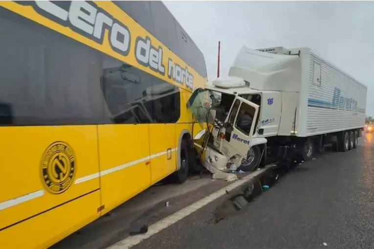 Choque múltiple en la Ruta 9: un camión impactó contra un micro y una camioneta en Campana