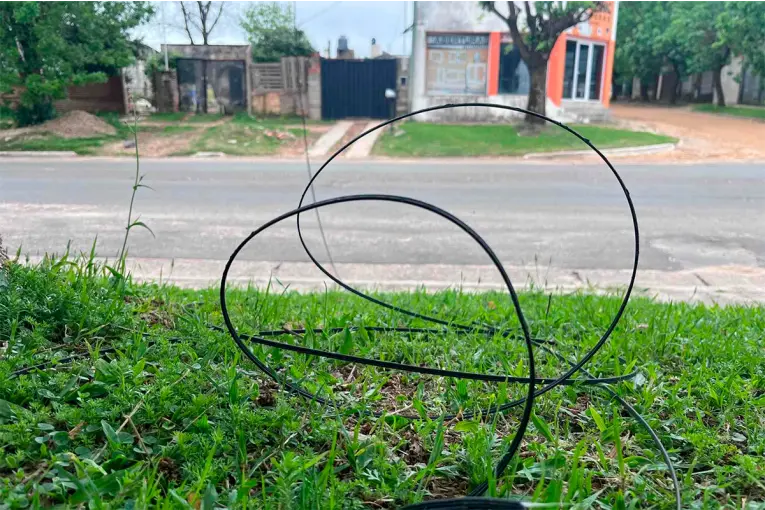 Un motociclista chocó contra un cable caído en Concordia y sufrió una herida en el cuello