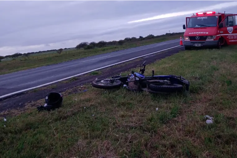 Perdió el control de su moto y volcó en la Ruta 12: un hombre resultó herido