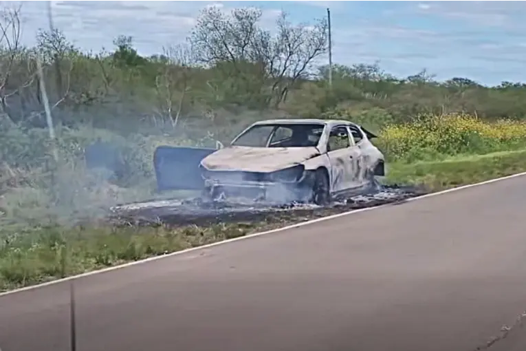 Un auto se incendió por completo en la Ruta Provincial 2, cerca de Chajarí