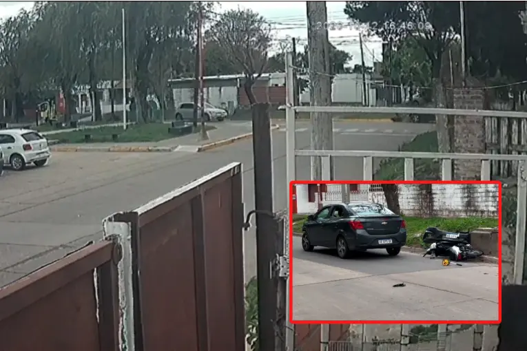 Impactante choque entre un auto y una moto en barrio San Agustín: un joven fue hospitalizado