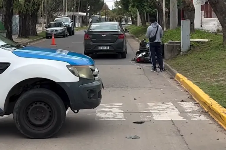 El motociclista que protagonizó un fuerte choque en Paraná sufrió fracturas de tibia y peroné