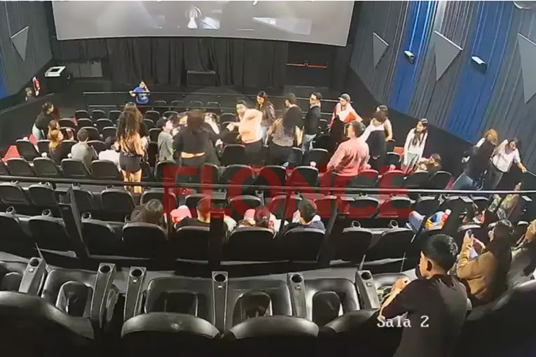 Se conoció un nuevo video de violenta pelea y ataque con gas pimienta en un cine de Paraná