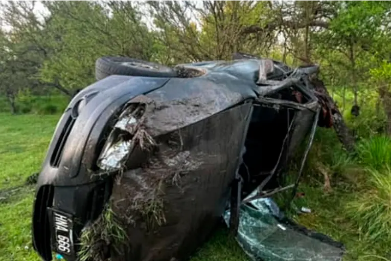 Un auto terminó volcado cerca de María Grande tras una maniobra para esquivar un pozo