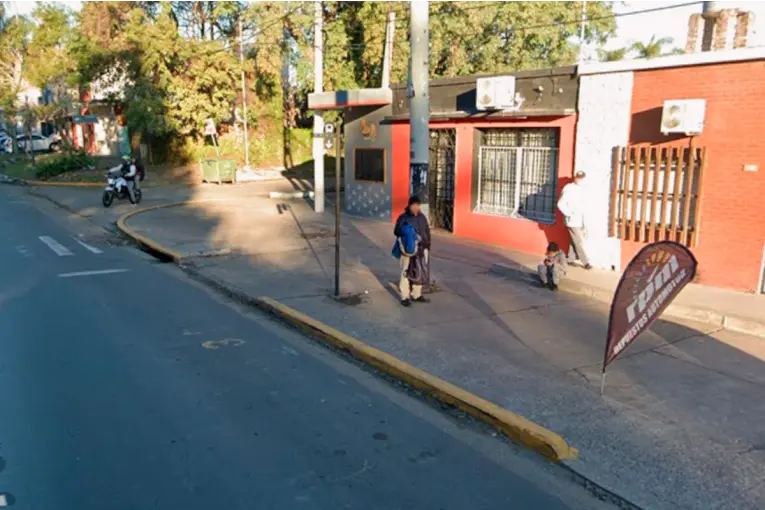 Esperaba el colectivo en Paraná, le robaron la mochila y detuvieron al sospechoso