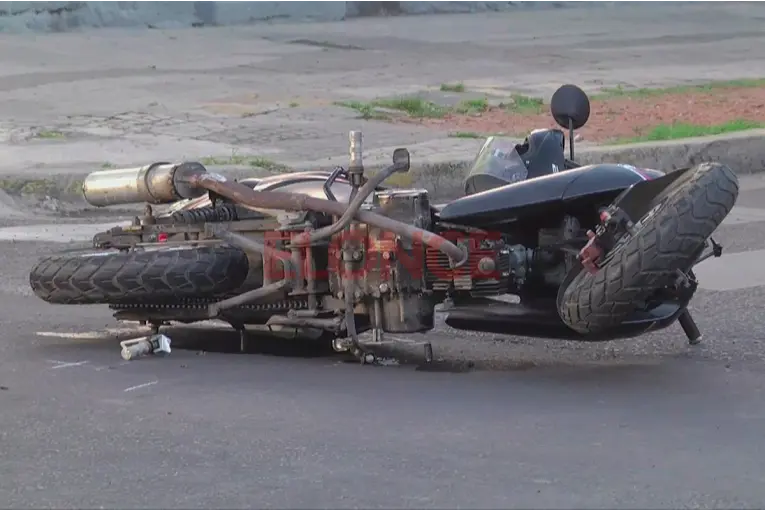 Una motociclista resultó herida tras chocar con un auto en esquina de Paraná