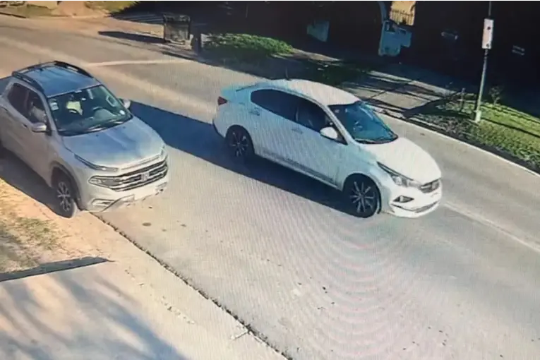 Buscan al conductor de un Fiat Cronos que chocó a dos motociclistas y se dio a la fuga